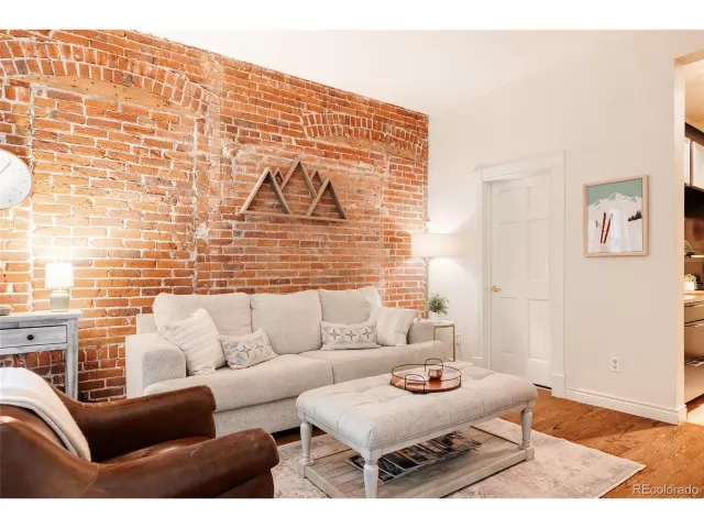 MLS: 9863192 Condo For Sale