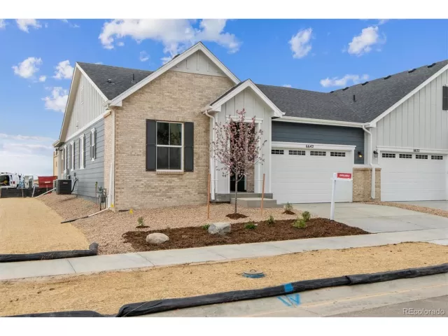 MLS: 9863926 Condo For Sale