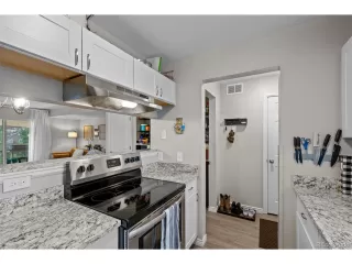 Photo #5: 9867941 Listing