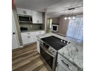 Photo #5: 9889886 Listing