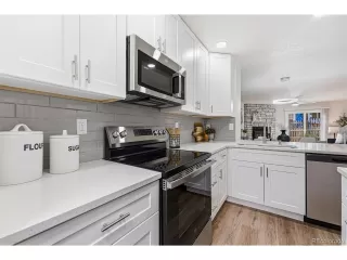 Photo #5: 9896769 Listing