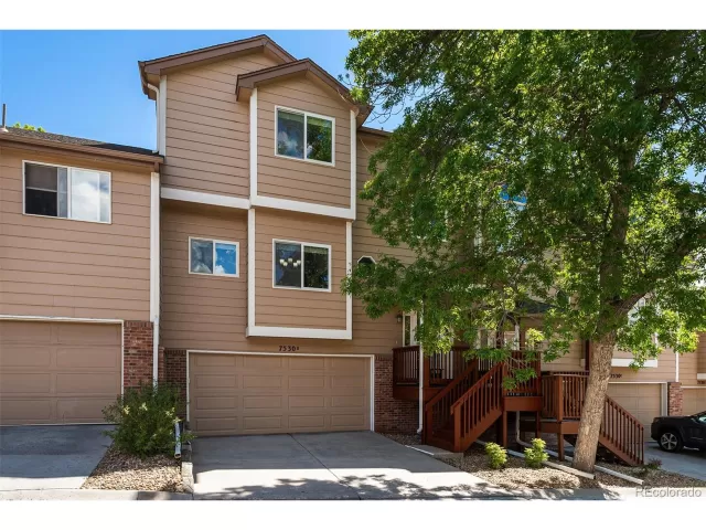 MLS: 9903718 Condo For Sale