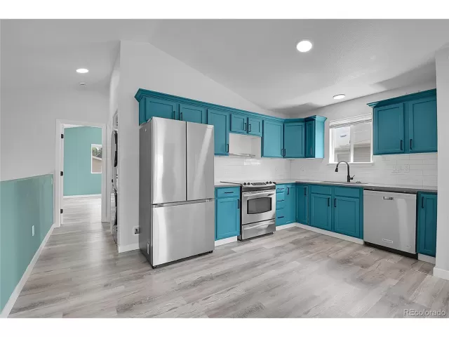 MLS: 9904721 Condo For Sale