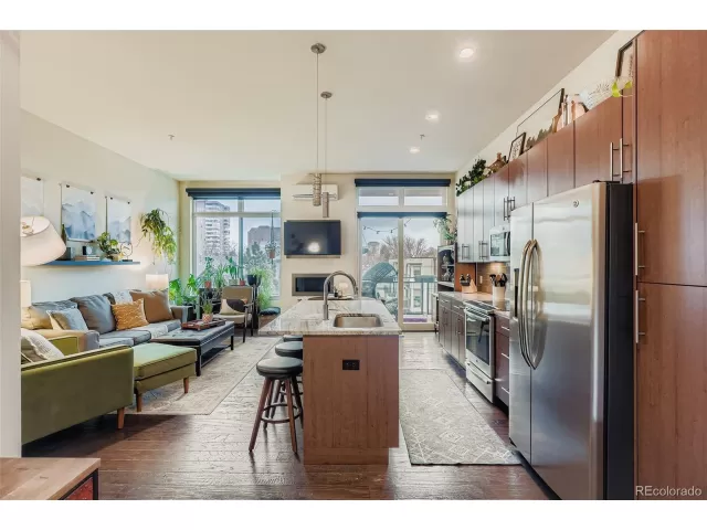 MLS: 9913552 Condo For Sale