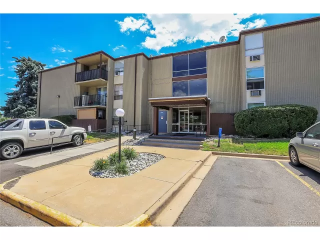 MLS: 9915487 Condo For Sale