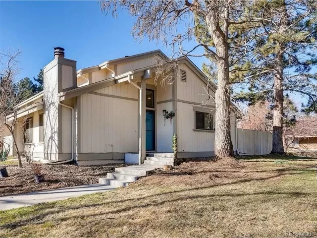 MLS: 9926915 Condo For Sale