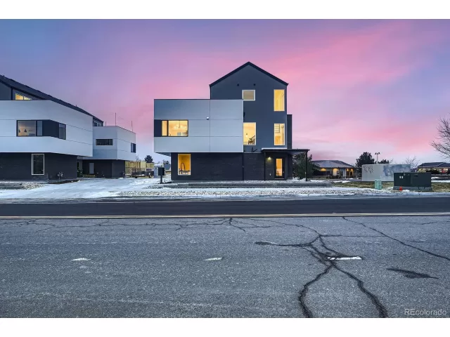 MLS: 9928075 Condo For Sale