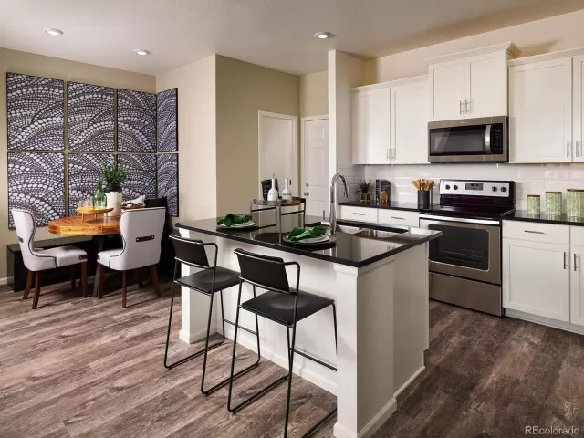 MLS: 9929128 Condo For Sale