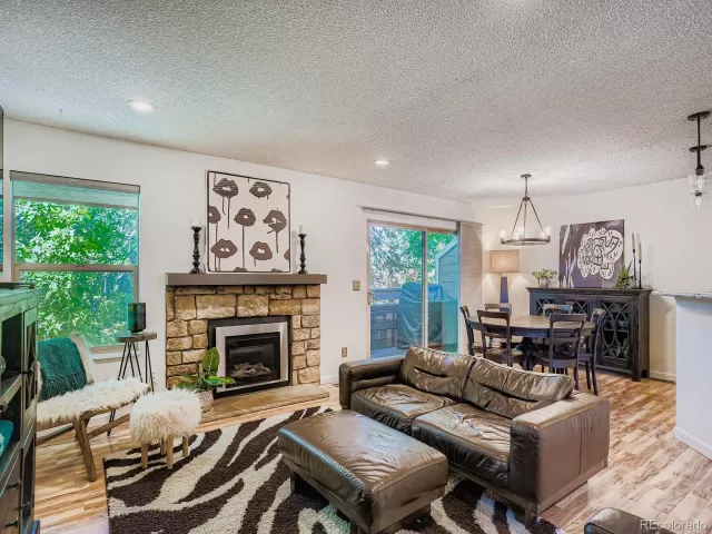 MLS: 9931588 Condo For Sale