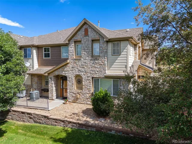 MLS: 9940337 Condo For Sale