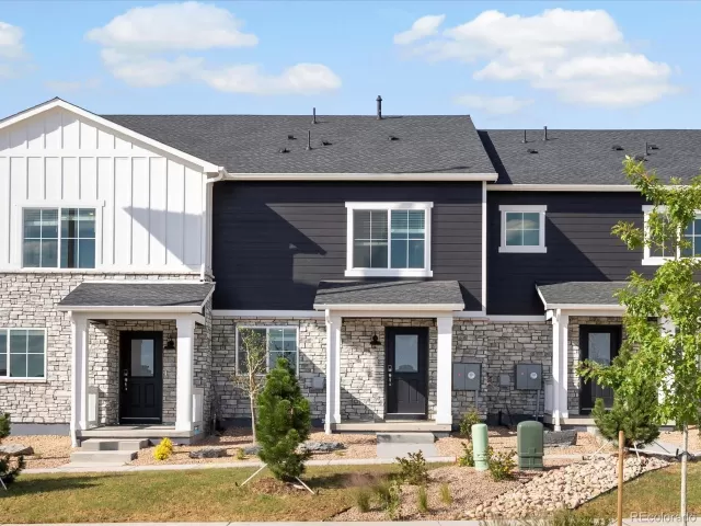 MLS: 9955028 Condo For Sale