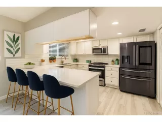 Browse active condo listings in PARK NORTH