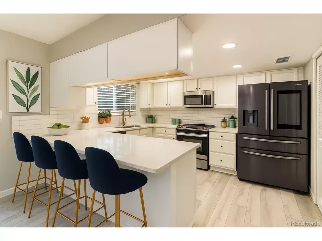 MLS: 9955605 Condo For Sale