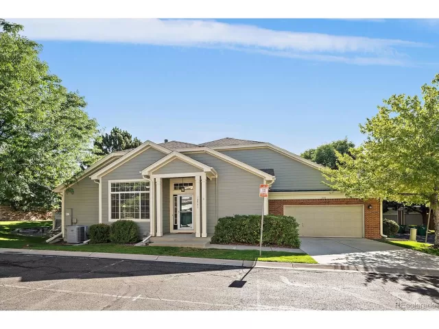 MLS: 9980261 Condo For Sale