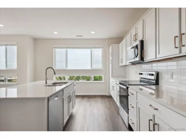 MLS: 9986166 Condo For Sale