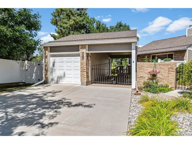 MLS: 9989712 Condo For Sale